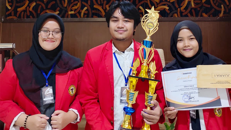 Mahasiswa Fakultas Hukum Unhas Meraih Juara 1 Lomba Esai Ombudsman RI ...